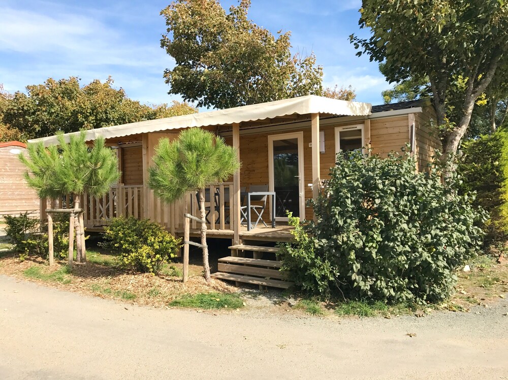 Camping Paradis 4 étoiles Au Port de L'Houmeau La Rochelle — 4-Star Luxury Hotel in La Rochelle, France