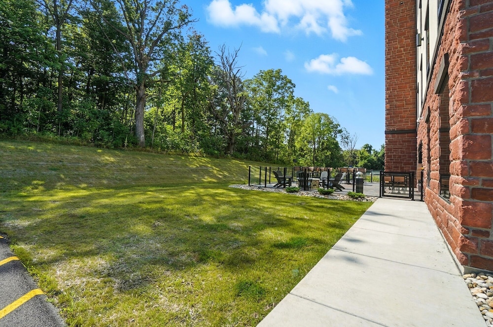 Cobblestone Hotel & Suites Bellefontaine - photo 93
