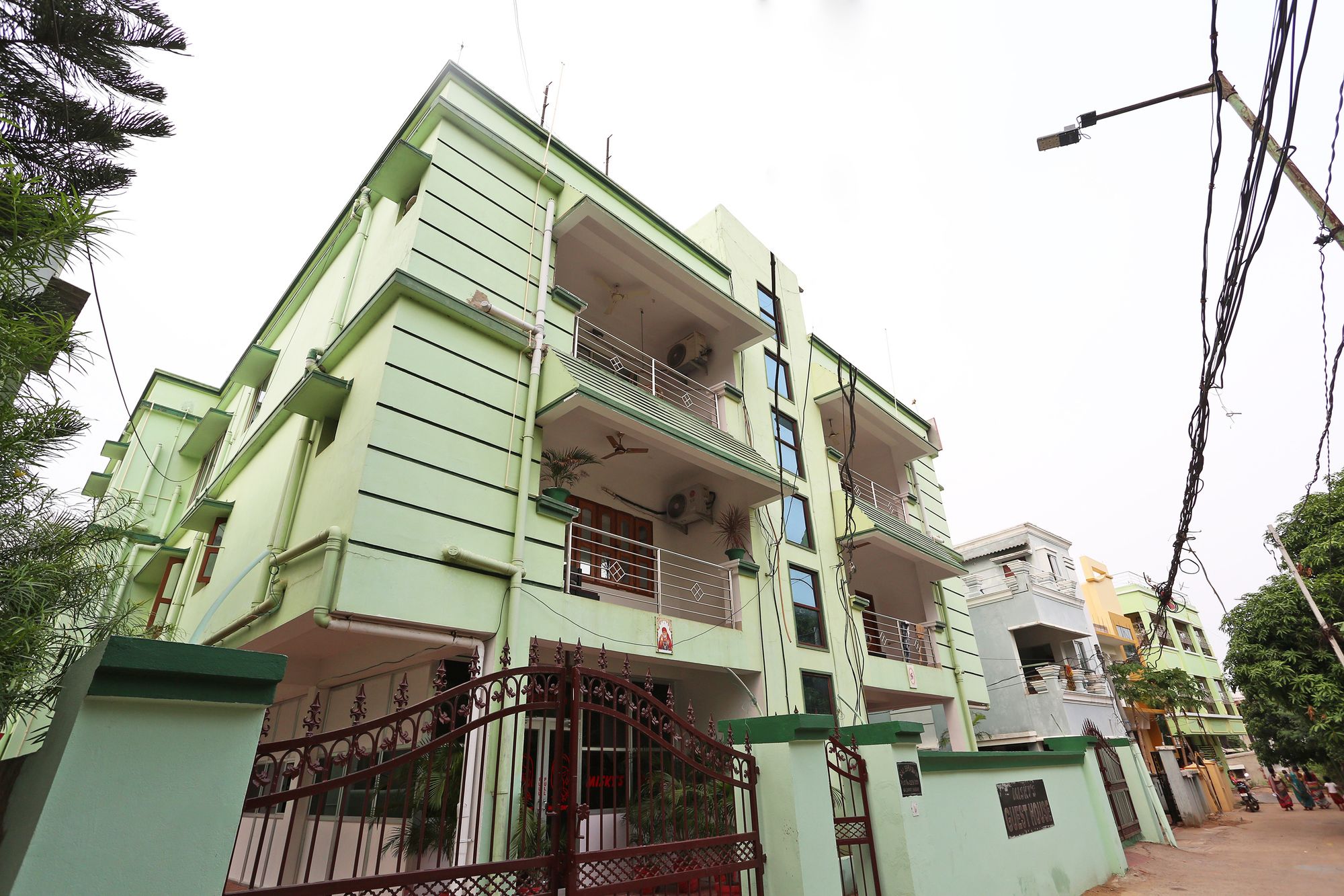 OYO 4110 near Apollo Hospital