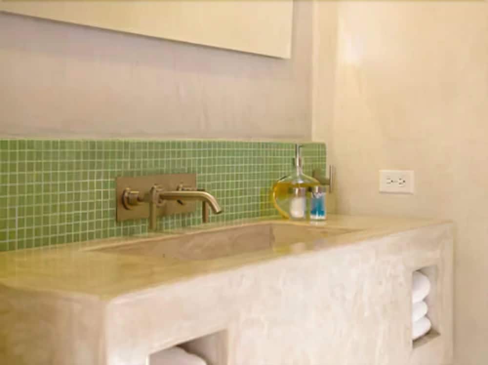Bathroom sink