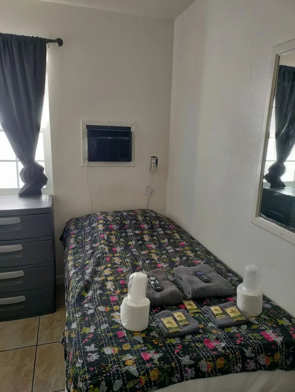 Crown Inn & Suites - photo 3