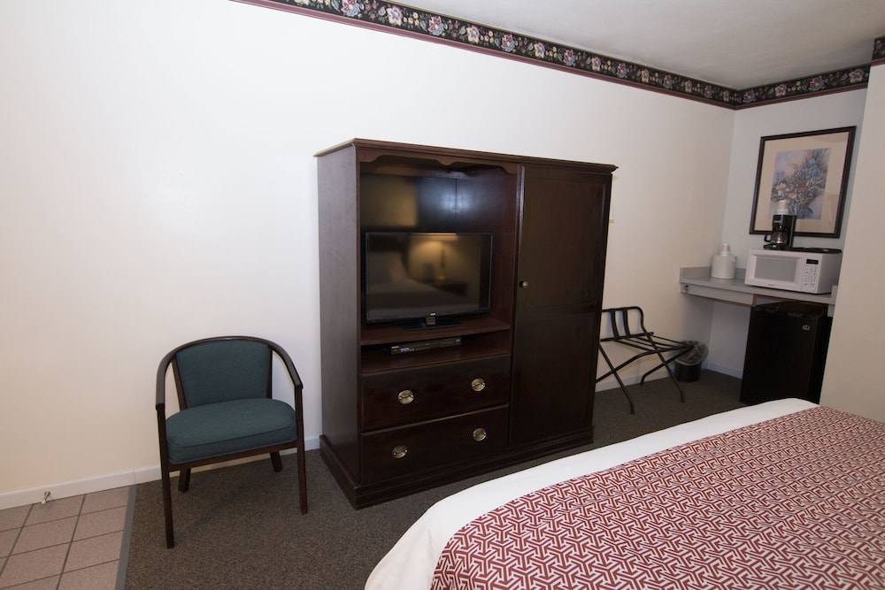 Chalet Motel Mequon - photo 12
