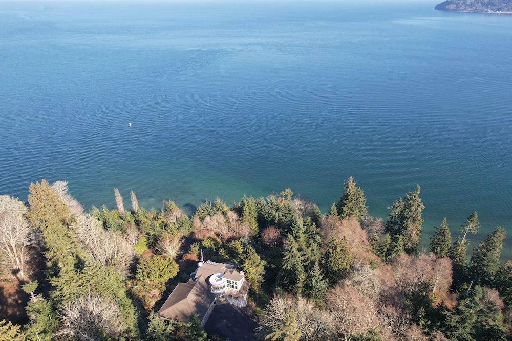 Unique Port Ludlow Home with 3 Decks And Hot Tub — 4-Star Luxury Hotel in Port Ludlow, United States