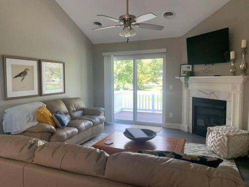 Modern 3 bedroom condo with gas fireplace — 4-Star Luxury Hotel in Bettendorf, United States