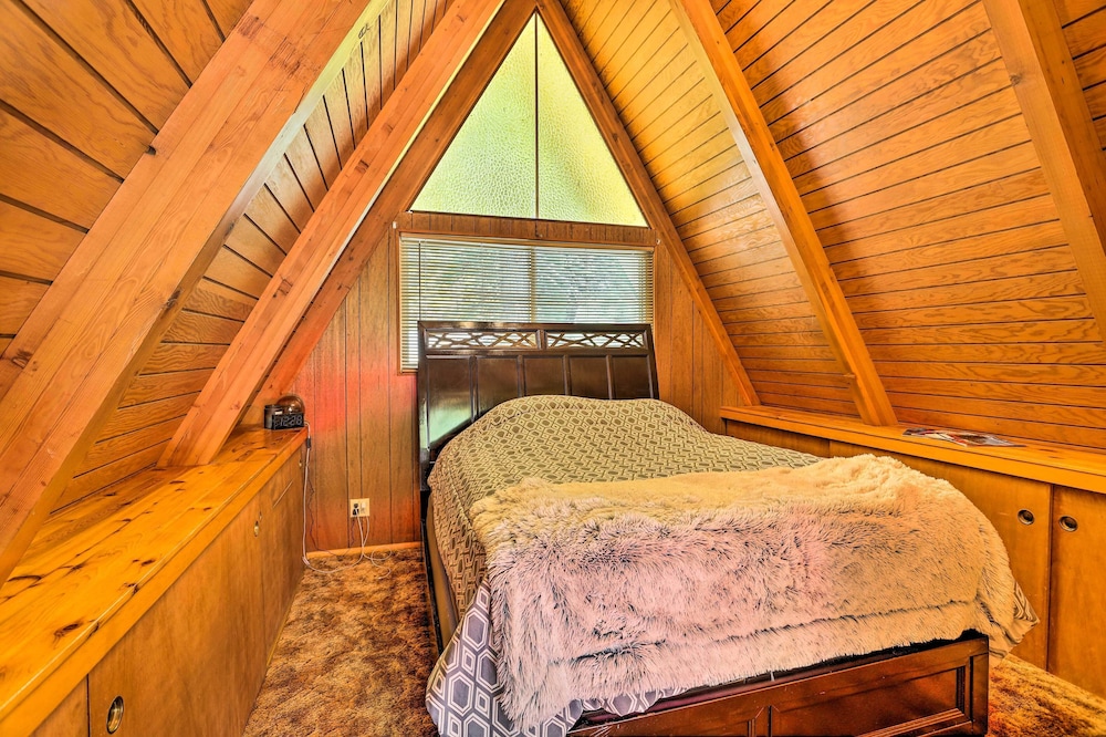 Running Springs A Frame with Deck and Mtn Views — hotel in Running Springs
