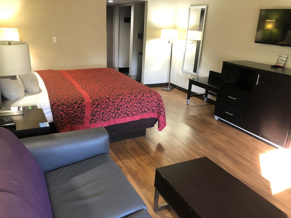 Days Inn & Suites by Wyndham Bonita Springs North Naples - photo 10