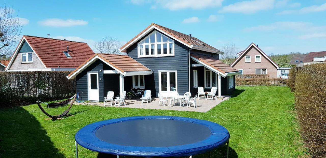 The Black House Luxurious Holiday Villa Zeewolde — 4-Star Luxury Hotel in Zeewolde, Netherlands
