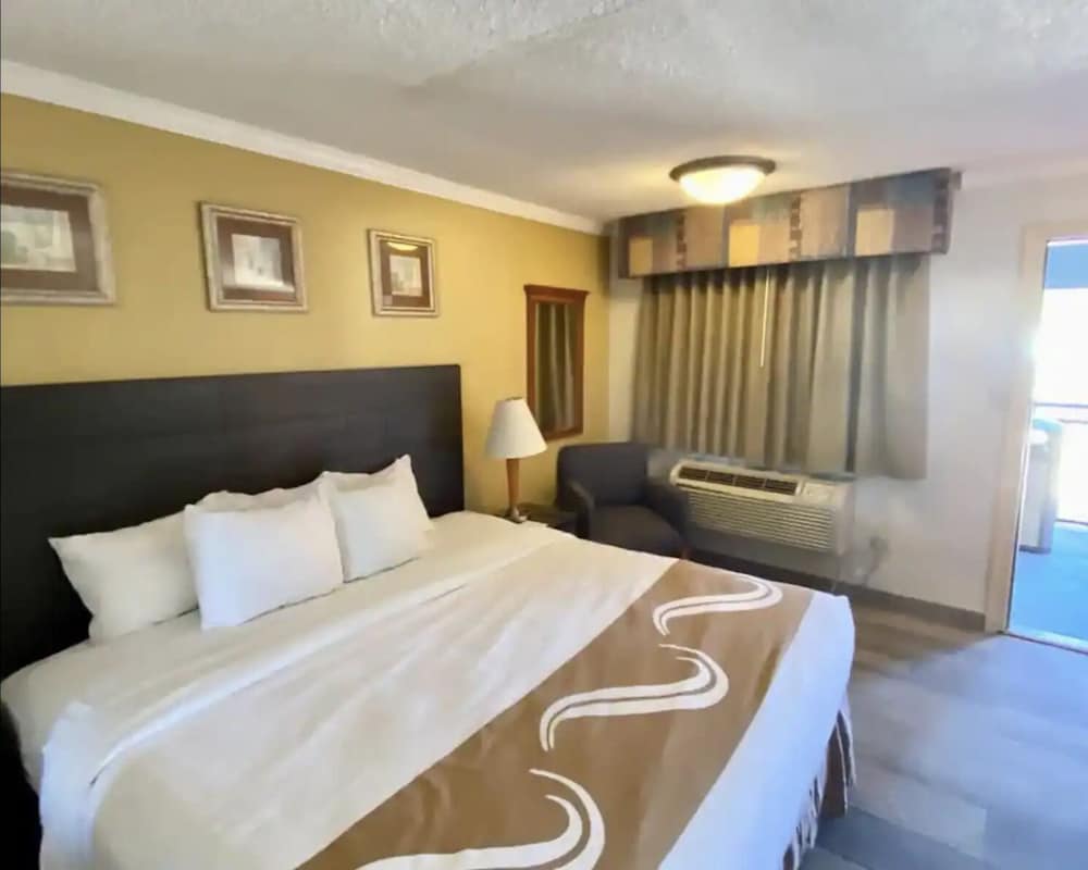 Hibiscus Inn & Suites - photo 3