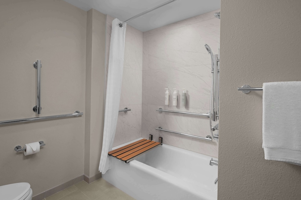Embassy Suites by Hilton Madison Downtown - photo 18
