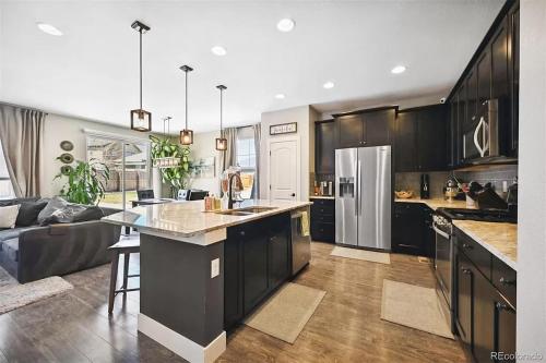 4BR Home close to Airport — 4-Star Luxury Hotel in Aurora, United States
