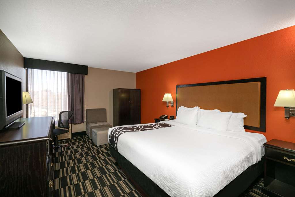 La Quinta Inn & Suites by Wyndham Memphis Airport Graceland - photo 24