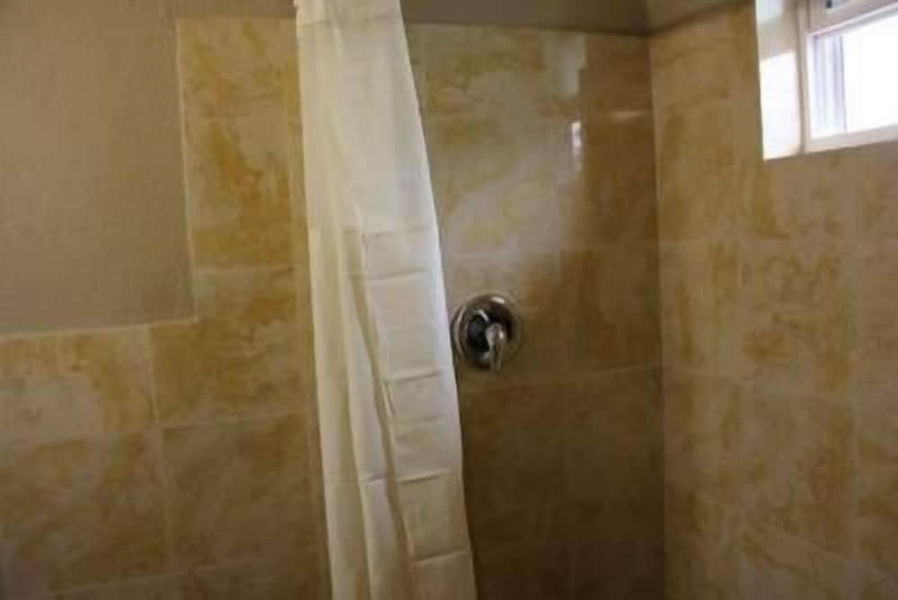 Prince of Wales Motel - photo 9
