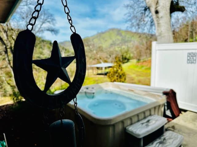 Wild Stallion HOT TUB Sleeps 4 Darts Private — hotel in Ahwahnee