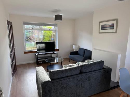 4 Bed House Glenrothes sleeps 5 — 4-Star Luxury Hotel in Glenrothes, United Kingdom