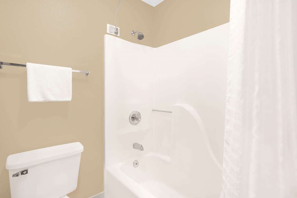 Super 8 by Wyndham East Moline - photo 8
