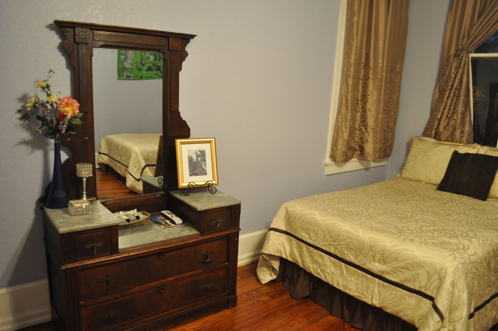 The Mardi Gras House - photo 18