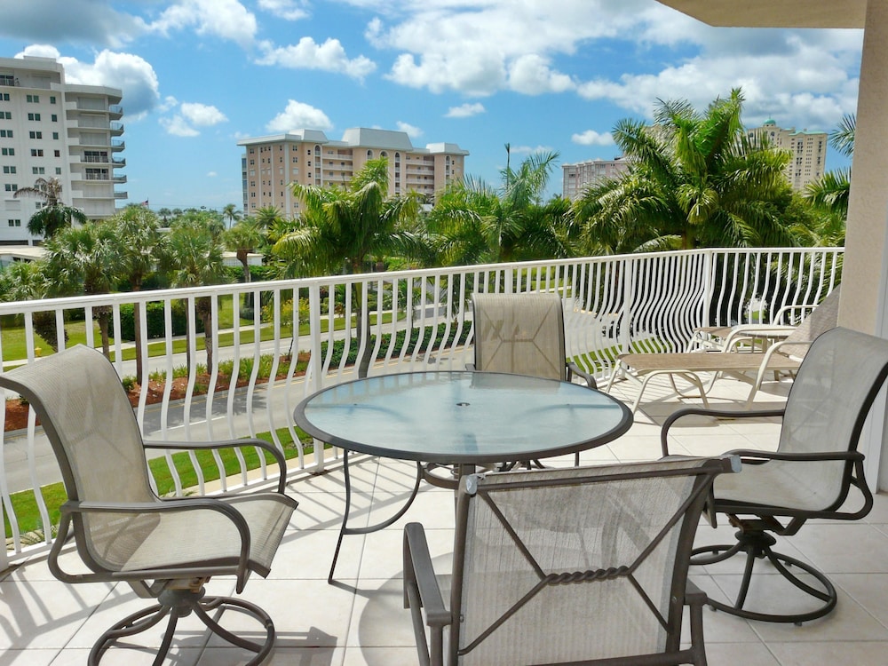 Spacious Condo With sky Views and Steps to South Beach — 4-Star Luxury Hotel in Marco Island, United States