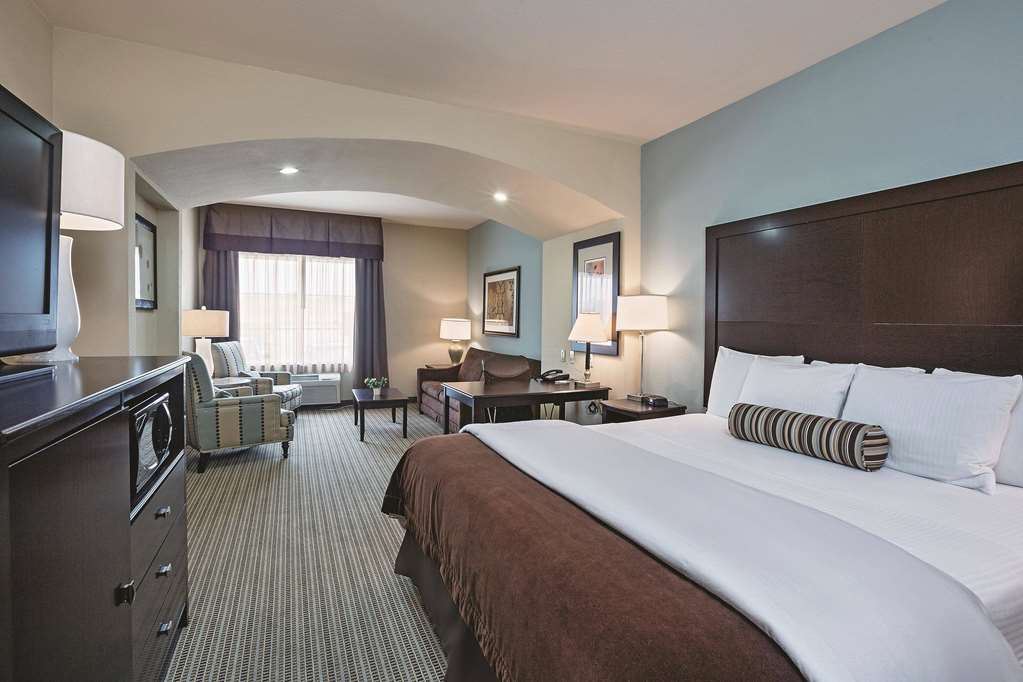 La Quinta Inn & Suites by Wyndham DFW Airport West Euless - photo 19