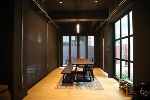 Chic Ekkamai Escape Near BTS Dining & Nightlife
