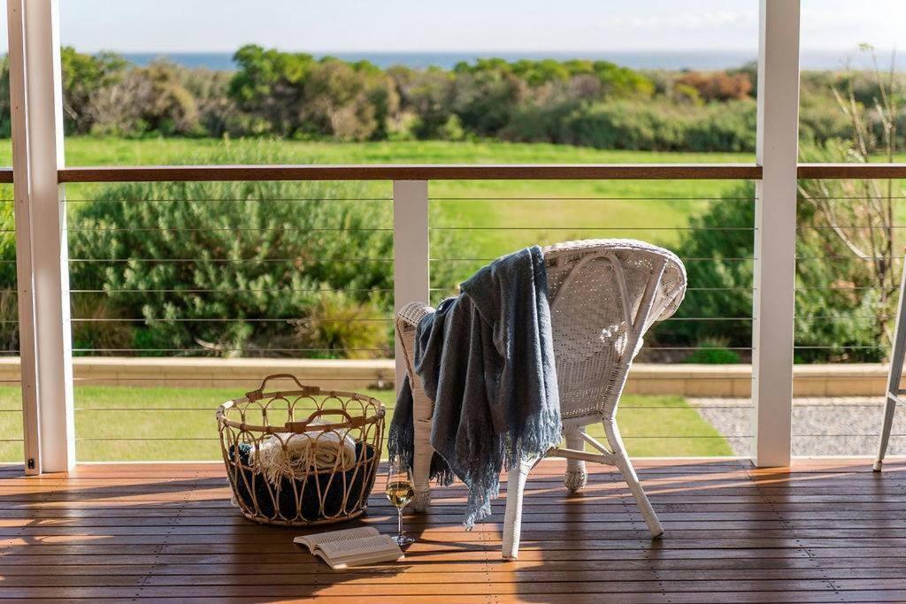 Aldinga Bay Bungalow Ocean View Retreat — 4-Star Luxury Hotel in Sellicks Beach, Australia