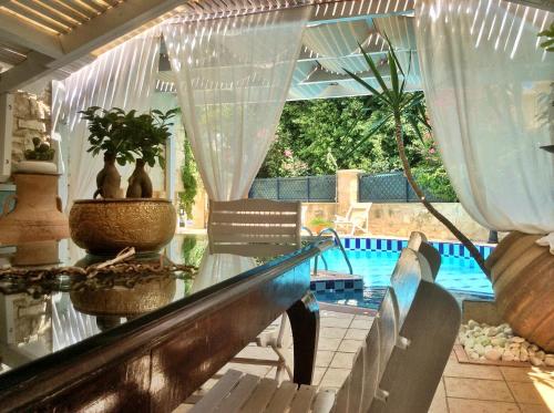 Villa Kallergi Nefeli 6 guests — 4-Star Luxury Hotel in Loutra, Greece