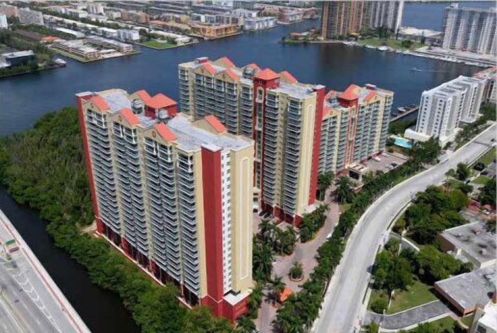 Intracoastal by Spiaggia Apart Residence — 4-Star Luxury Hotel in Sunny Isles Beach, United States