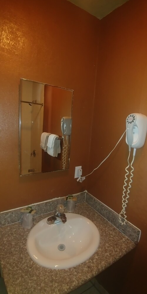 Travel Eagle Inn Motel - photo 11