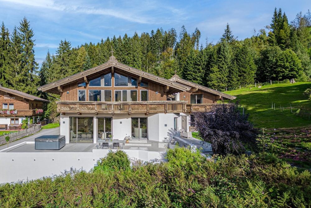 Chalet in Niederau — 4-Star Luxury Hotel in Hopfgarten Im Brixental, Austria