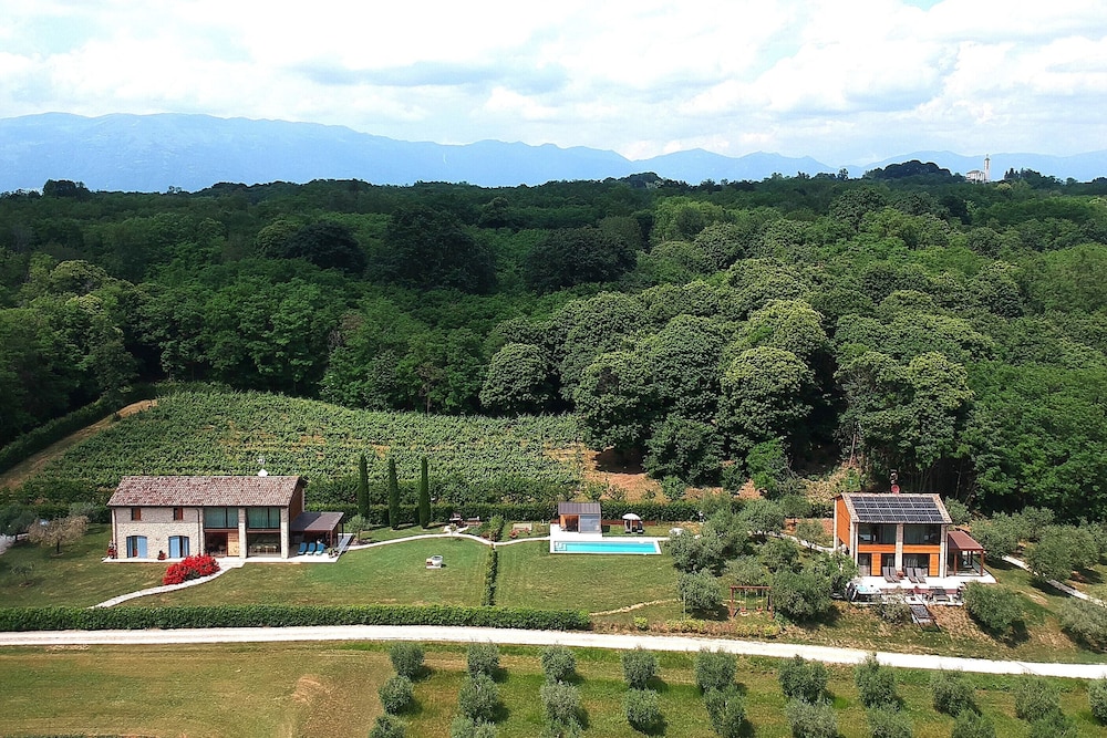 Villa Montello Pool Jacuzzi Ac Wifi — 4-Star Luxury Hotel in Volpago Del Montello, Italy