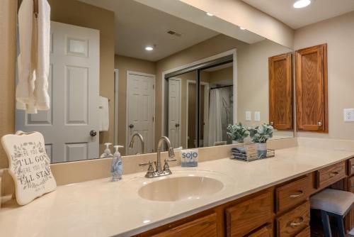 2Br Walk In Condo Near The 76 Strip 2 Pools Free Tickets Included Fhf 11 — 4-Star Luxury Hotel in Branson, United States
