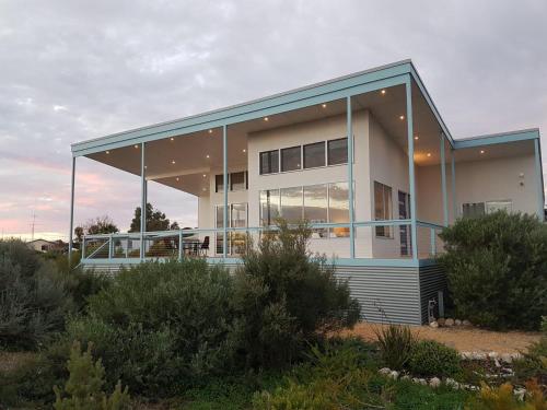 Coastal Retreat Beachfront in Brentwood, Australia