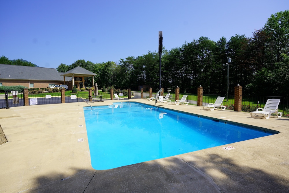 Columbus Inn and Suites - photo 20