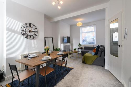 Asher Suite Cozy 2BR Home with Parking & WIFI — 4-Star Luxury Hotel in Barry, United Kingdom