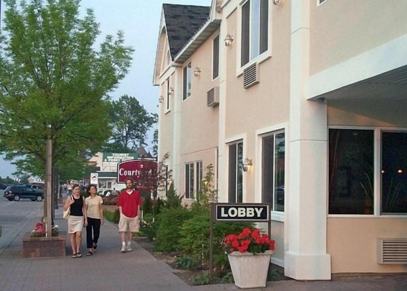Court Plaza Inn & Suites of Mackinaw - carbon neutral hotel in Mackinaw