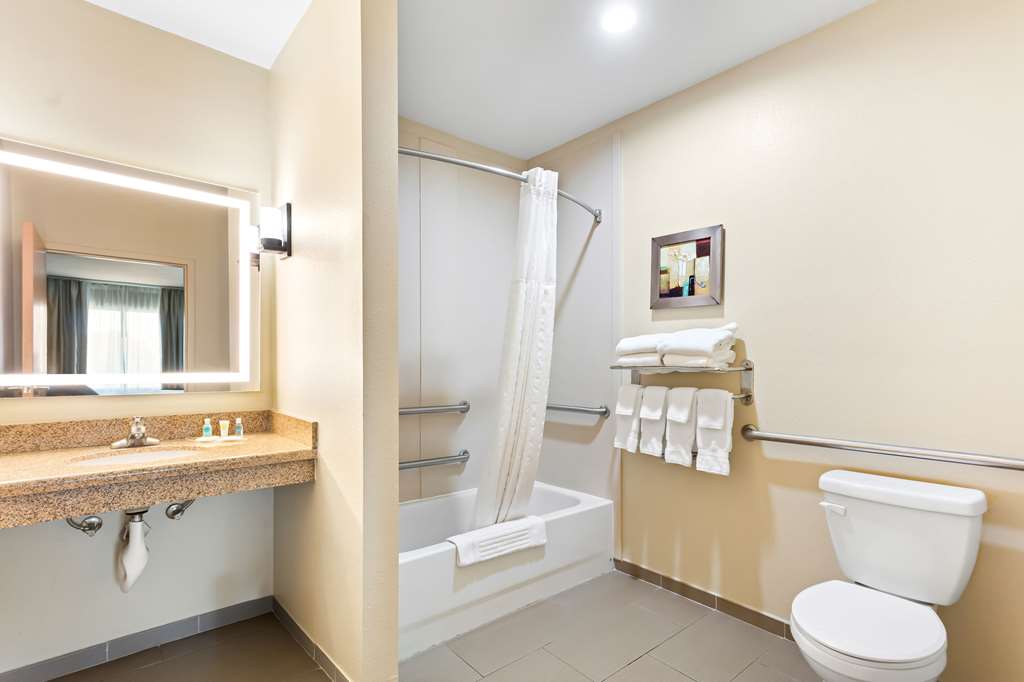 Comfort Suites Gulfport Central - photo 9