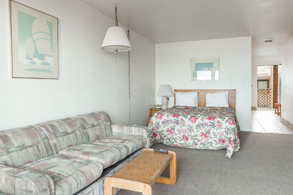 Cozy Cove Beachfront Resort Inn - photo 27