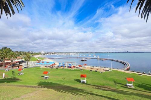 Portia Close to City Ctre Beach in Geelong, Australia