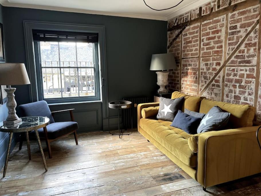 Fabulous apartment seconds from beach by Whitstable Holidays Pudding Pan — 4-Star Luxury Hotel in Whitstable, United Kingdom