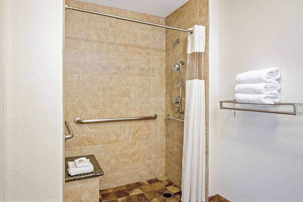 La Quinta Inn & Suites by Wyndham Las Vegas Red Rock - photo 17