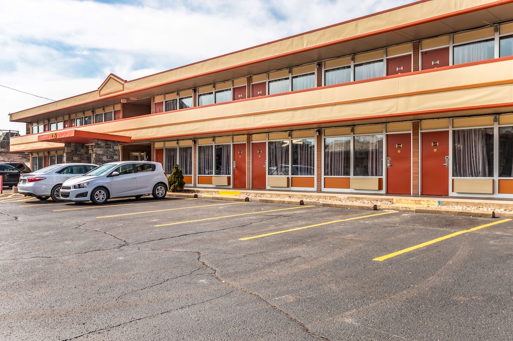Econo Lodge - photo 29