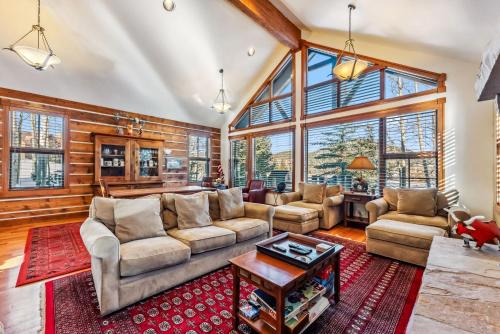 Luxurious 4BR Retreat with Hot Tub Near Gold Course in Breckenridge, United States