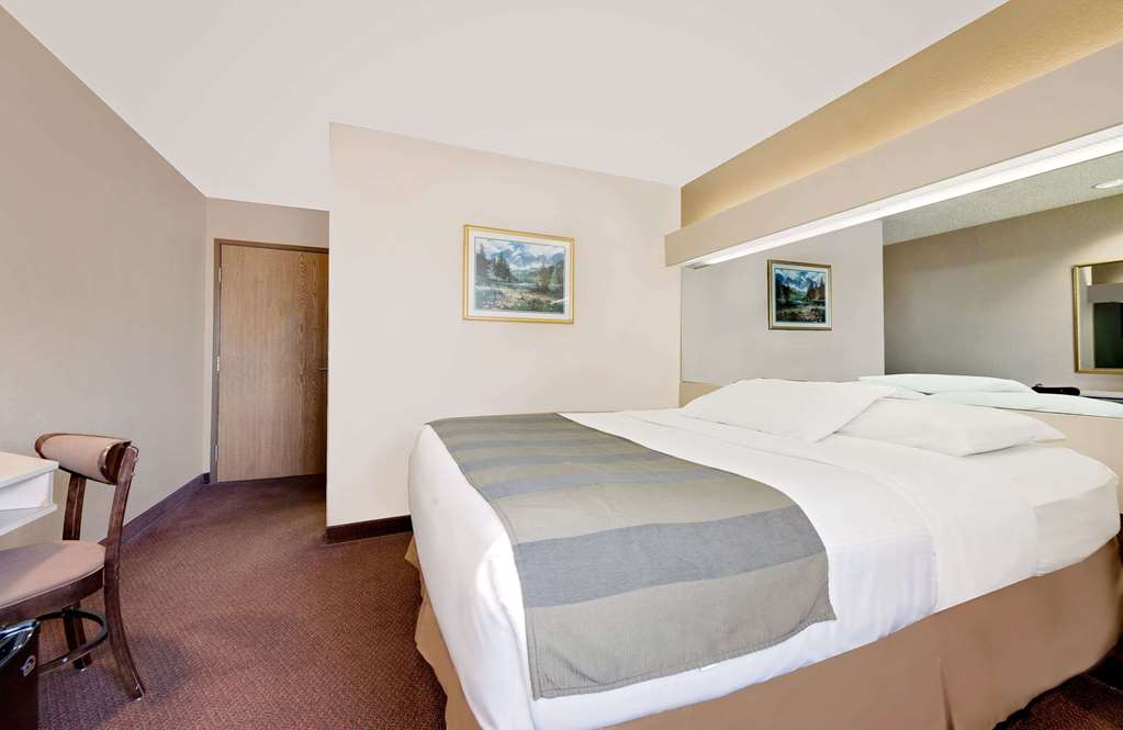 Microtel Inn & Suites by Wyndham Joplin - photo 9