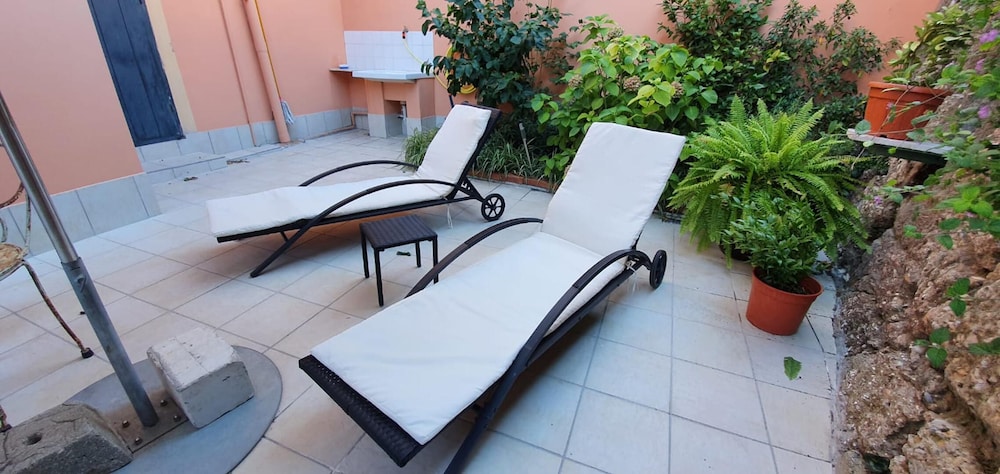 Studio Sleeps 2 Garden Parking Wifi — 4-Star Luxury Hotel in Ventimiglia, Italy