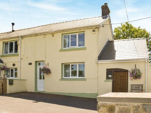 Hengegin Uk39874 - carbon neutral hotel in Llandybie