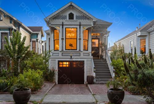 Garden Level Flat in 1885 Queen Anne Victorian Cottage in Alameda — 4-Star Luxury Hotel in Alameda, United States