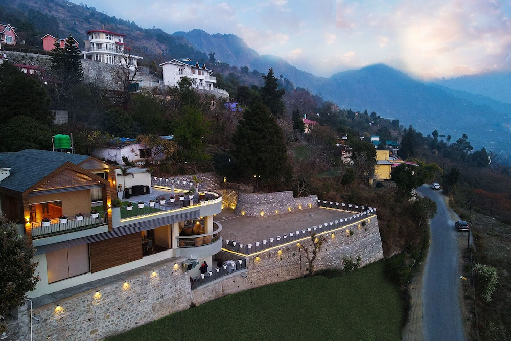 Amã Stays & Trails Whispering Pines Bhimtal in Naini Tal, India