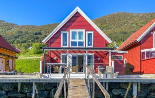 3 Bedroom Awesome Home In Gursken — 4-Star Luxury Hotel in Larsnes, Norway