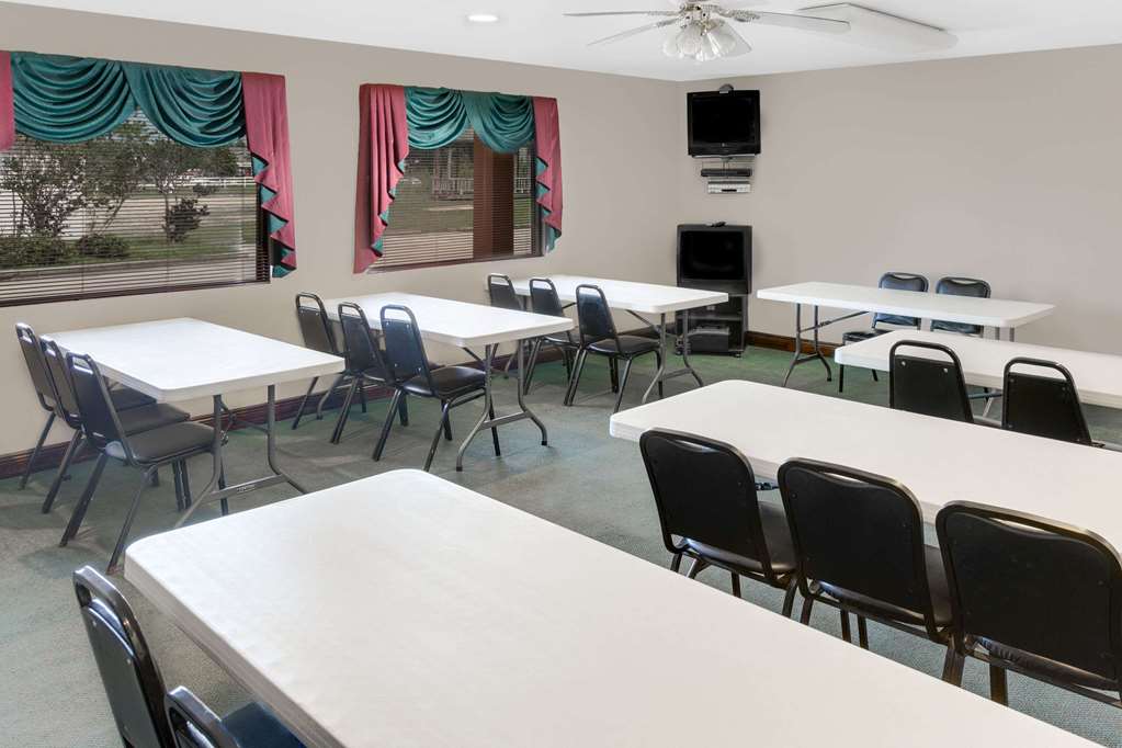 Super 8 by Wyndham Ocean Springs Biloxi - photo 14