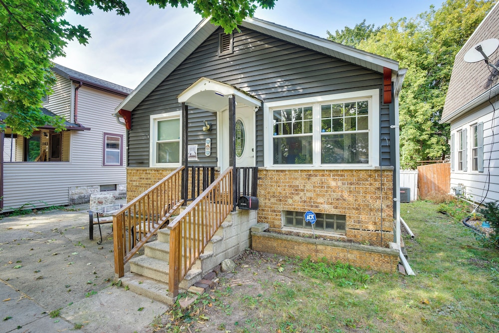 Walk to Main St Fond du Lac: Retreat w Yard — hotel in Fond Du Lac