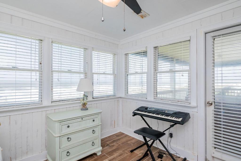 Sweet Retreat by Oak Island Accommodations - photo 6